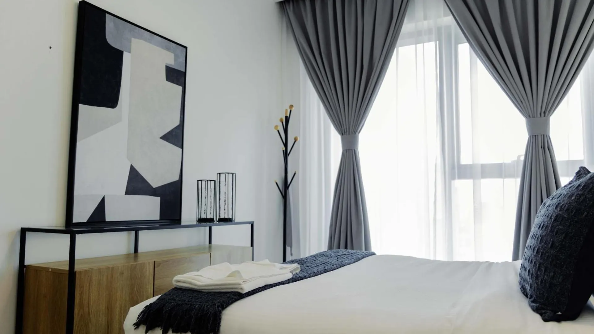 Sleeps 4 Dubai Mall Access Difc Views United Arab Emirates